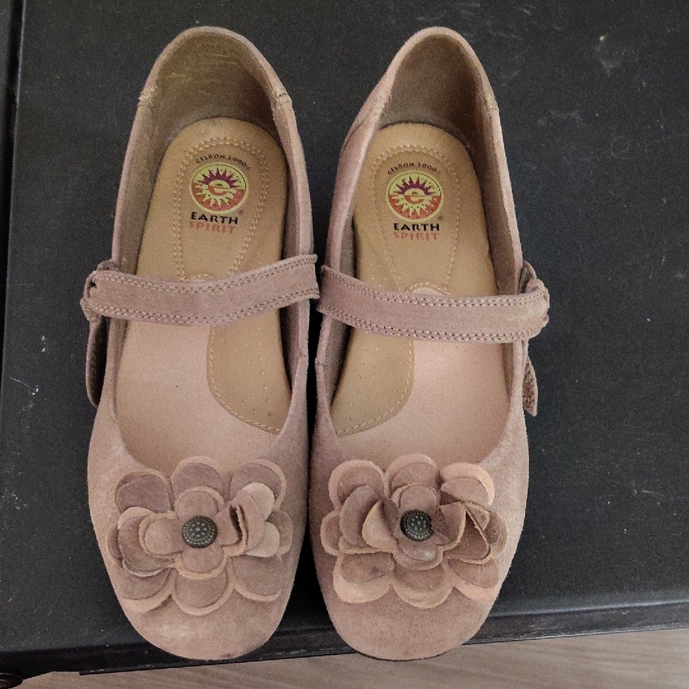 Earth Spirit Tan Dress Shoes with Floral Detail